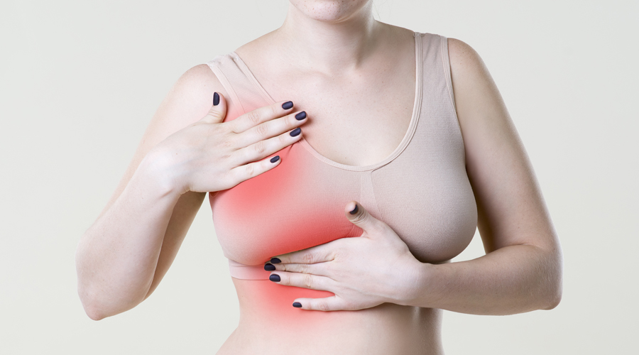 Una dona patint de mastitis