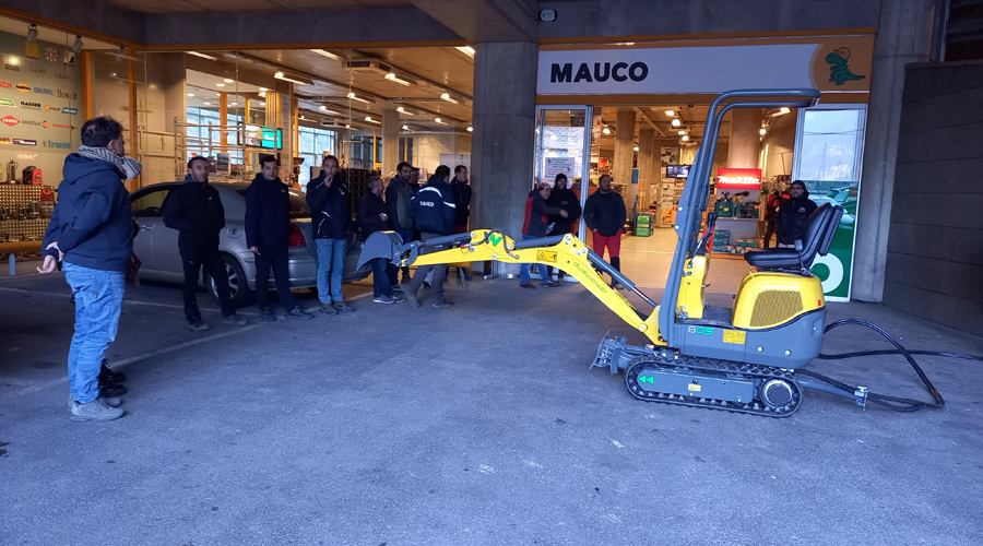 Una miniexcavadora híbrida de l'empresa Mauco