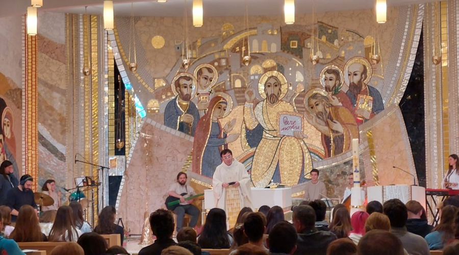 La missa jove del Canòlich Music amb molta gent, a Sant Julià