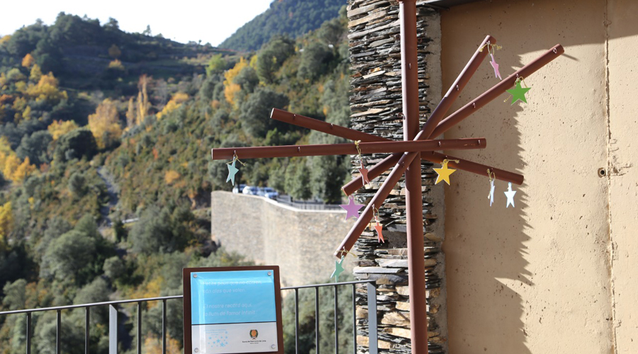 Una placa i una escultura d'homenatge per als nadons nonats a la fase 1 del cementiri de Fontaneda