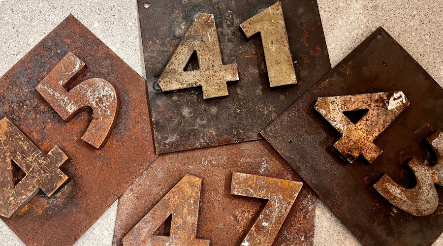 Plaques de números d'edificis ja vells