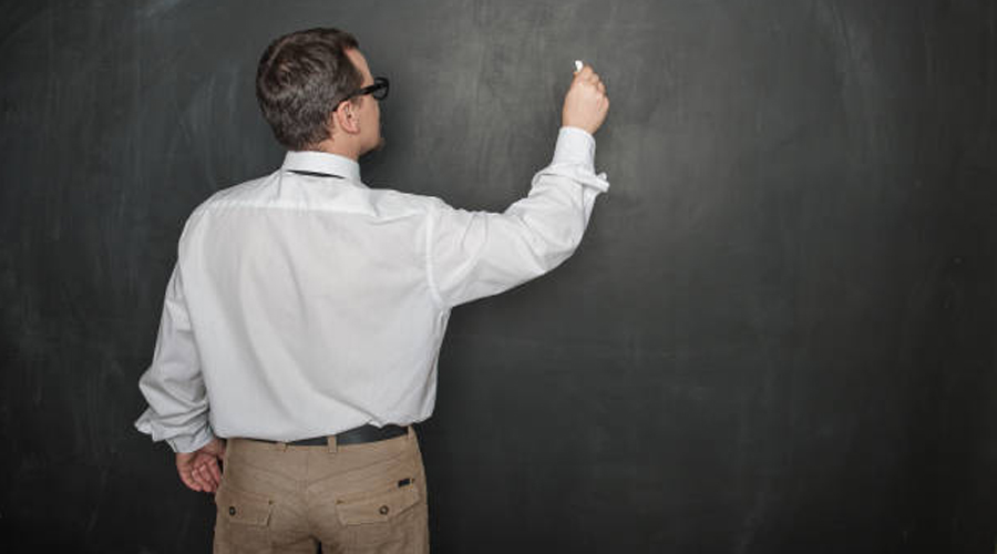 Un mestre escrivint a la pissarraPer presentar-se a la convocatòria ordinària cal que els aspirants es descarreguin les bases de la convocatòria i la sol·licitud. La descàrrega és gratuïta i es pot fer des de l’enllaç següent: https://www.educacio.ad/treballar-cos-educacio/esdevenir-treballador-public-interi. La sol·licitud s’ha d’adreçar al Servei de Tràmits. La data límit de presentació és el dia 30 de desembre del 2022.