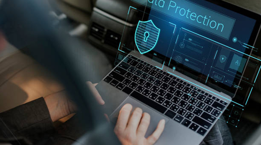 Un informàtic amb un ordinador