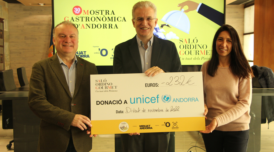 Toni Corominas, Albert Mora i Eva Choy amb el xec lliurat a Unicef