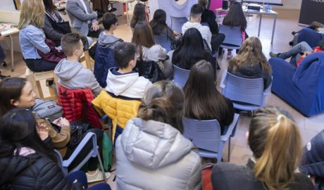 Joves estudiants assistint a una xerrada sobre treball temporal en període de vacances
