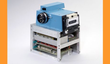 La primera càmera de fotos digital creada per la firma Kodak, el 1975