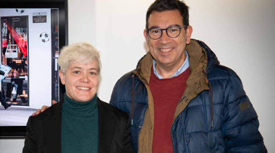 La guanyadora de la categoria Max Marató de la 7a Marató fotogràfica Pep Aguareles, Núria Moreno i el conseller de cultura del Comú d'Andorra la Vella, Miquel Canturri