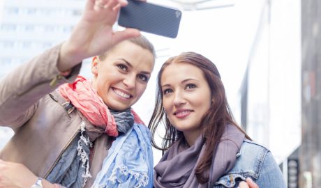 Dues dones mirant un mòbil