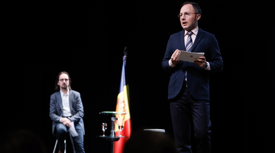 Xavier Espot i Landry Riba al fons explicant la situació de les negociacions sobre l'Acord d'Associació amb la UE