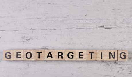 Unes fitxes de fusta que contenen, cada una d'elles, una lletra, les quals, sumades una al costat de l'altra, s'hi pot llegir Geotargeting