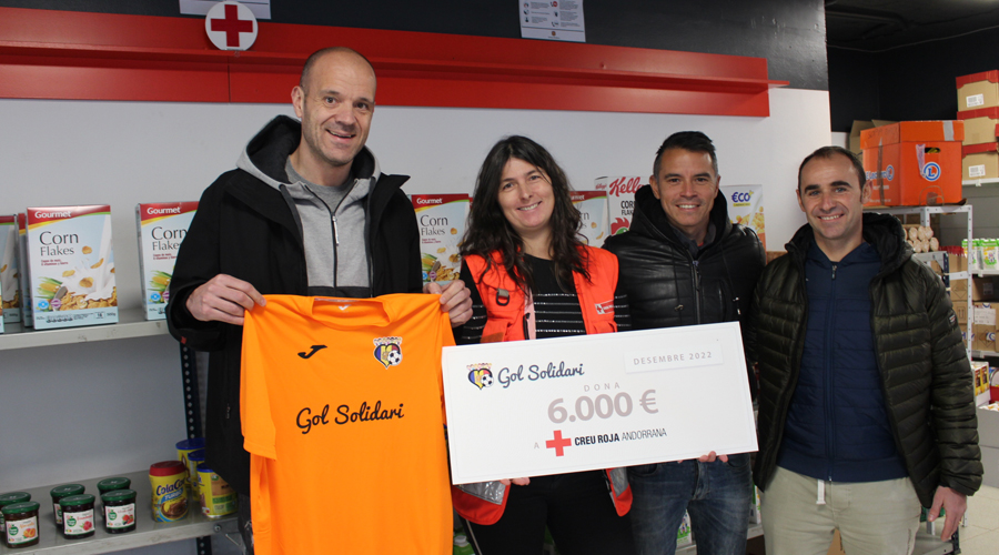 Membres de l'entitat Gol Solidari lliurant un xec de 6.000 euros a la Creu Roja Andorrana