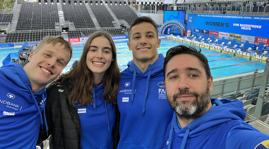 Els germans Lomero, Nàdia Tudó i Alfonso Maltrana, director tècnic de la Federació Andorrana de Natació