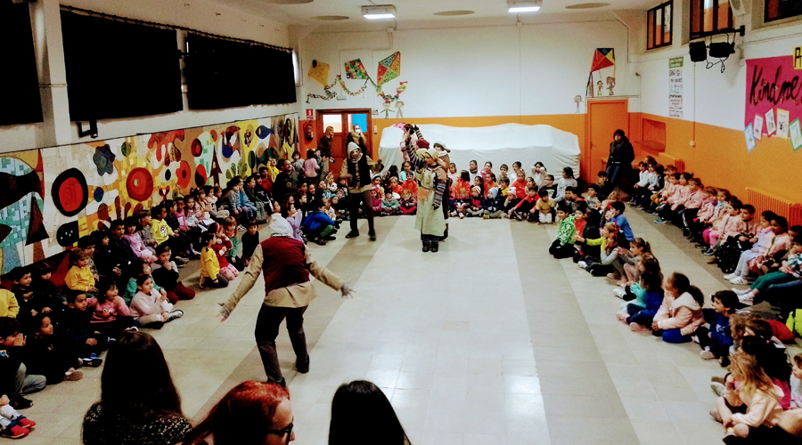 Els petits de l'escola Albert Vives de la Seu gaudint de la visita dels Minairons