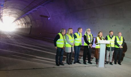 La ministra espanyola, Raquel Sánchez, dins del túnel de l'Illa, amb altres autoritats, anunciant la seva obertura durant el 2023