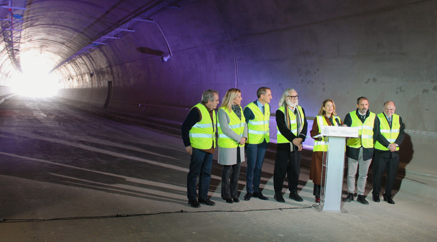 La ministra espanyola, Raquel Sánchez, dins del túnel de l'Illa, amb altres autoritats, anunciant la seva obertura durant el 2023