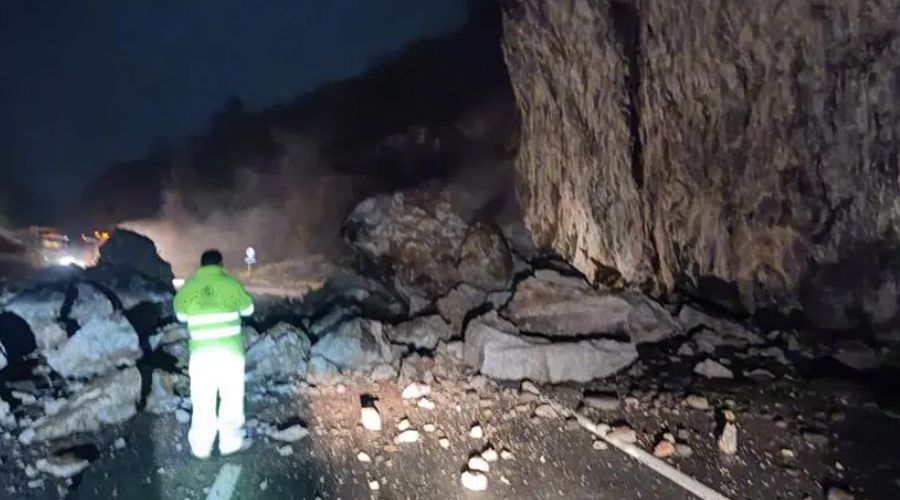 Esllavissada de roques a Santorens, a l'N-230 entre el Pont de Suert i el Pont de Montanyana