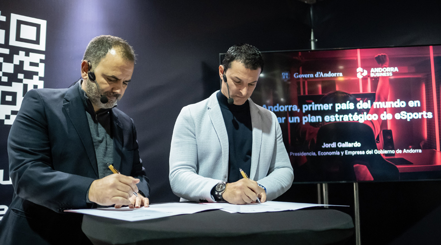 Arturo Castelló, CEO d'Encom i el ministre Jordi Gallardo signant un conveni