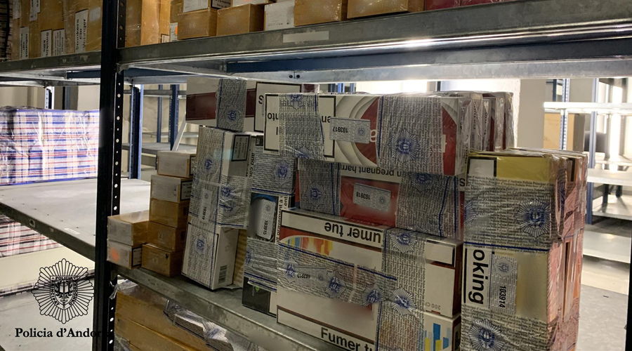 Caixes de tabac de contraban intervingudes per la Duana i la Policia a la frontera amb França per valor de més de 14.000 euros