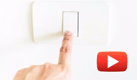 Una persona fent intenció d'apagar els llums