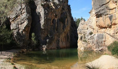 Petita bassa natural per on transita el Camí de Sant Jaume, a l'Ebre