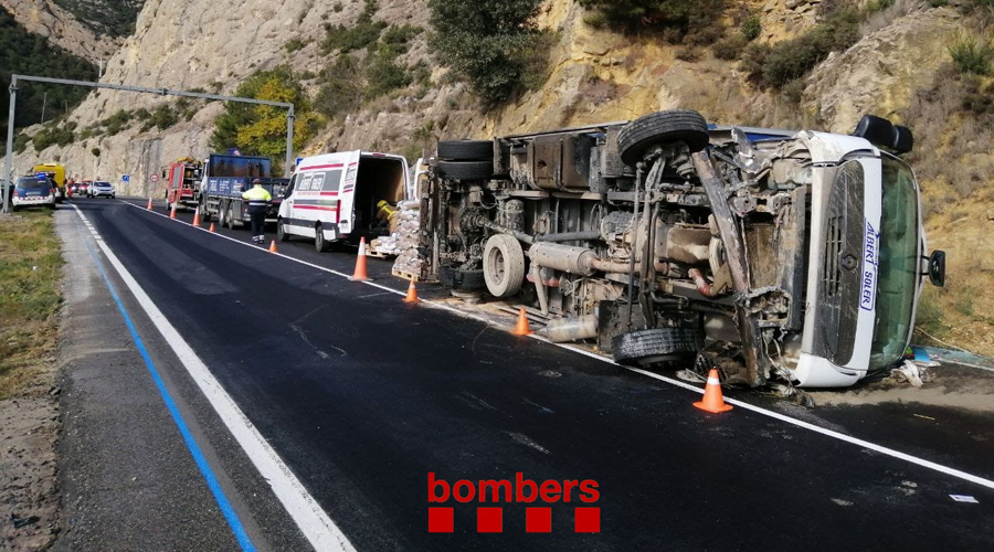 Camió bolcat a la carretera al terme d'Oliana