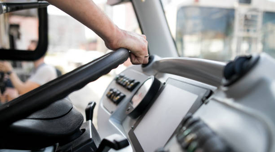Una persona conduint un camió