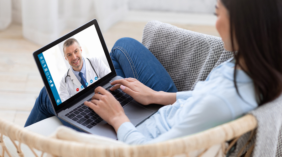 Una dona fent una consulta online sobre salut