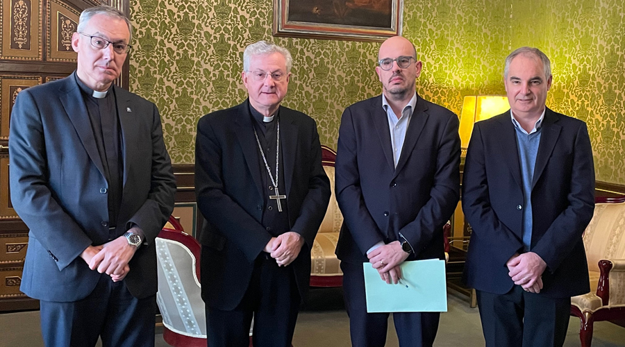 L’Arquebisbe d’Urgell, Mons. Joan-Enric Vives, el president de la Fundació Sant Francesc Xavier, Mn. Ignasi Navarri, i el Director de Banca d’Institucions de Lleida, Geremi Camí Calzada, per part de CaixaBank han signat un conveni pel qual l'entitat aporta diners