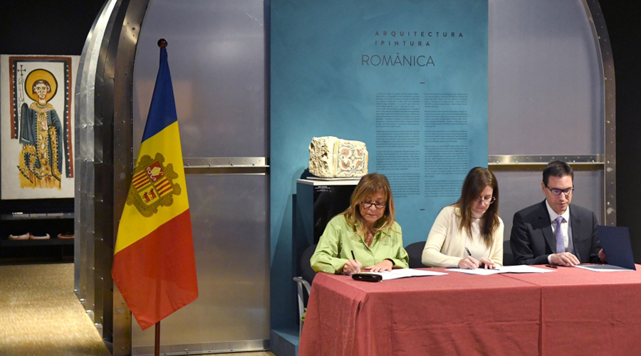 La ministra de Cultura i Esports, Sílvia Riva, juntament amb la cònsol major d’Andorra la Vella, Conxita Marsol, i el director general de Molines Patrimonis, Pascual Gràcia, han signat aquest dimarts un conveni de col·laboració entre les tres institucions per a impulsar de forma decidida una gestió integral del jaciment de la Roureda de la Margineda