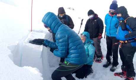 Formació de rescat a la muntanya amb neu