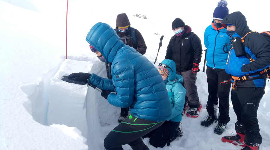 Formació de rescat a la muntanya amb neu