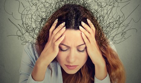 Una dona pensant obsessivament