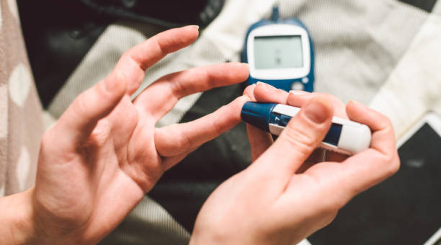 Una persona fent-se una prova de diabetis