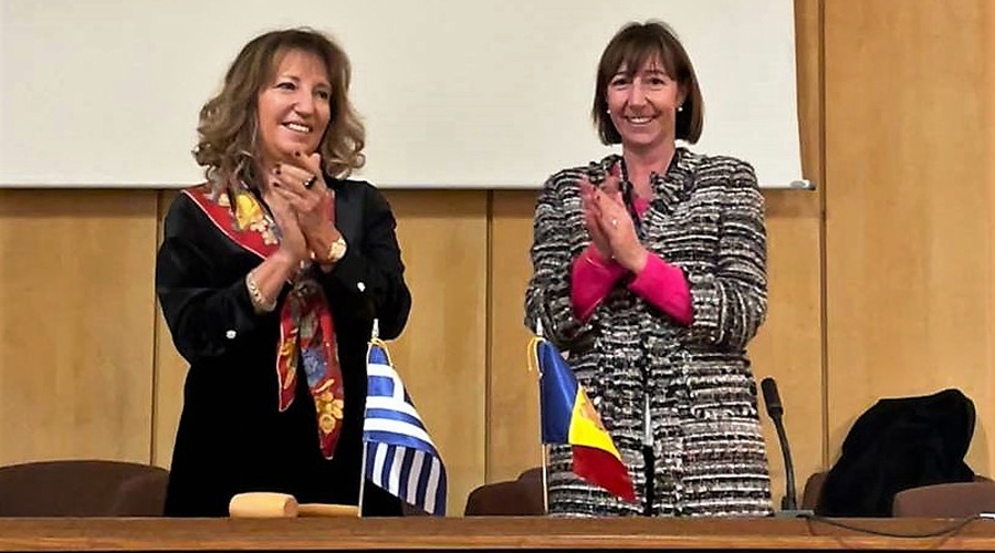 L'ambaixadora andorrana, Eva Descarrega passant el relleu de la presidència del grup I de la Unesco a Grècia