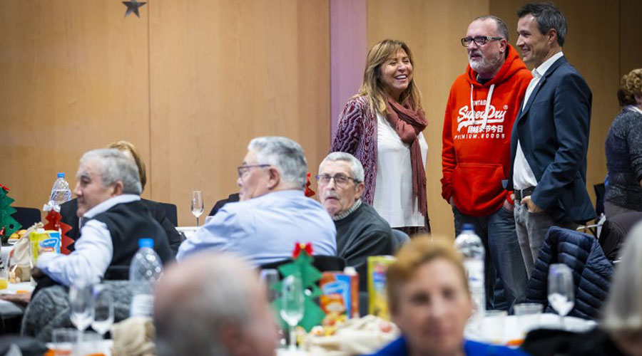 Conxita Marsol parlant amb l'impulsor de la campanya de joguines, Òskar Royo