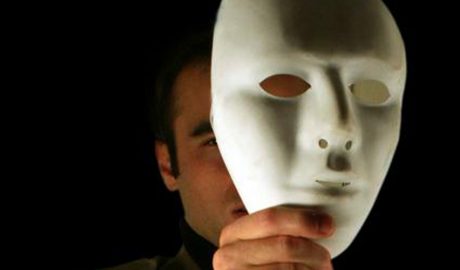 Un home amb una màscara