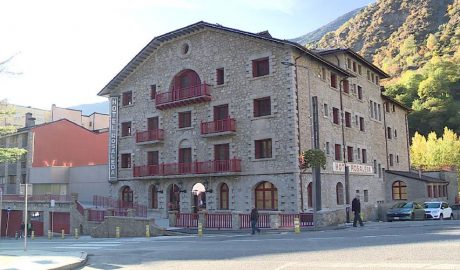 Antic hotel Rosaleda amb l'edifici annex al costat