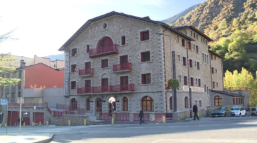 Antic hotel Rosaleda amb l'edifici annex al costat