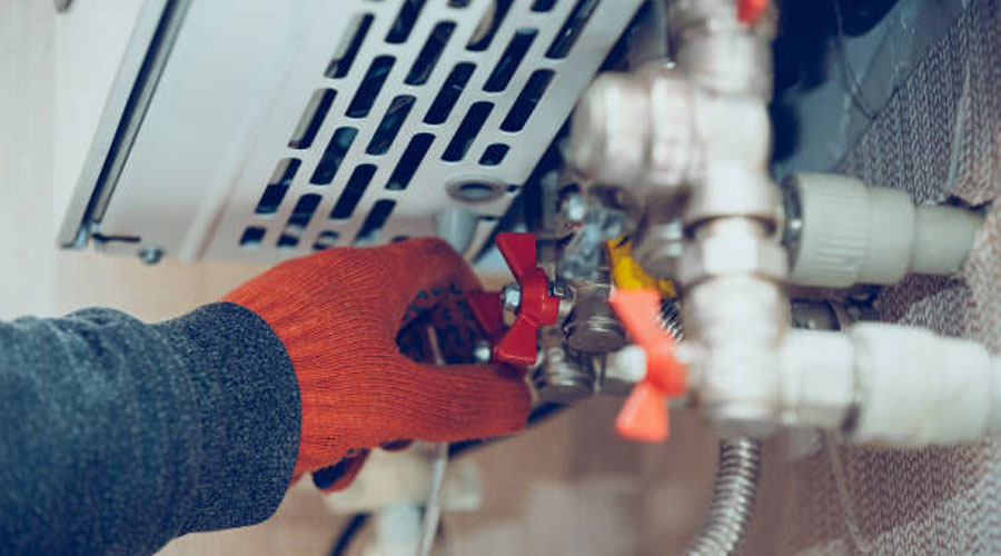 Un instal·lador de gas