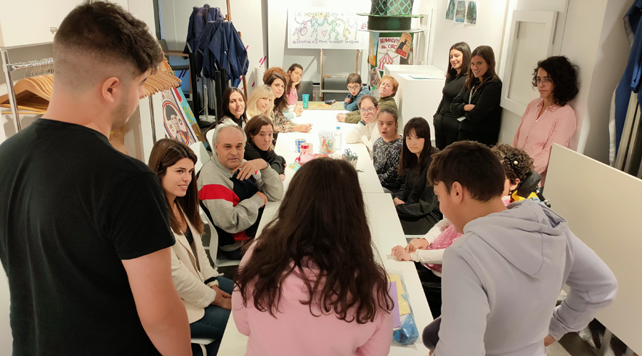 Els joves de Fent Camí realitzant un taller de màscares