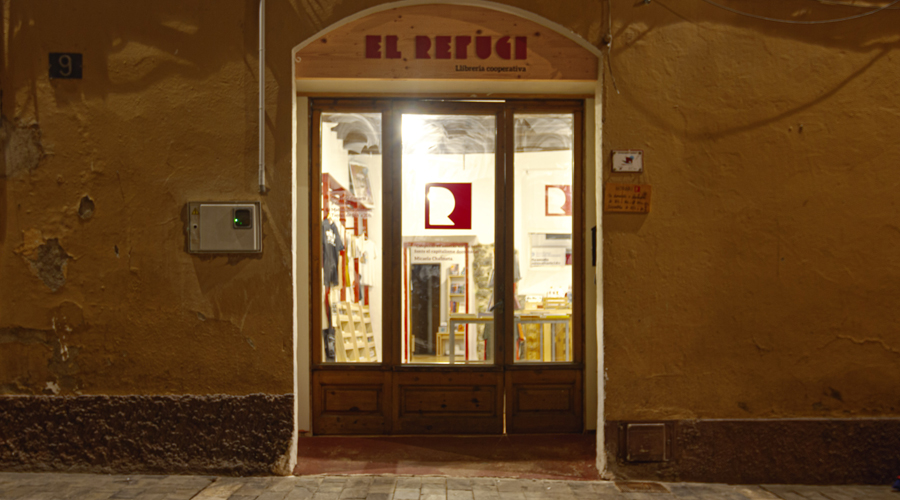 Entrada de la llibreria el Refugi, de la Seu