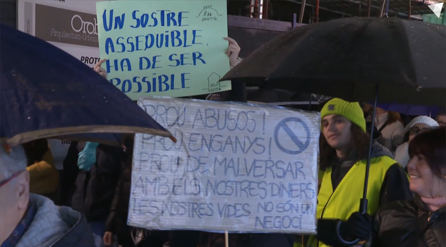 Pancartes de la manifestació del 8D convocada pels sindicats