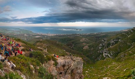 Un paratge de la Serra del Montsià des d'on es veu el mar