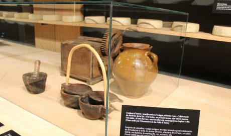L’Espai Ermengol-Museu de la Ciutat de la Seu d’Urgell ha rebut, recentment, per part de l’Escomuseu de les Valls d’Àneu un conjunt de 18 peces etnogràfiques que s’han instal·lat a l’exposició permanent del ‘Formatge’