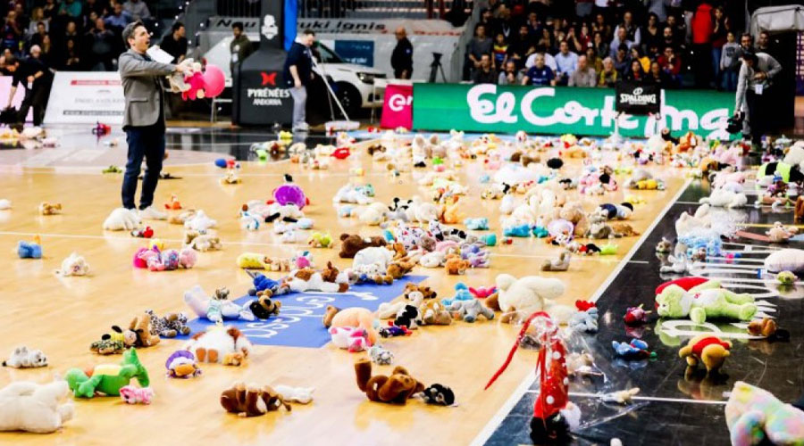 Pluja de peluixos al pavelló del Govern per a la recollida de joguines en una edició anterior