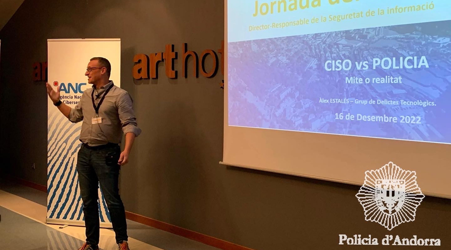 La Policia exposant la seva experiència a la Jornada CISO sobre ciberseguretat