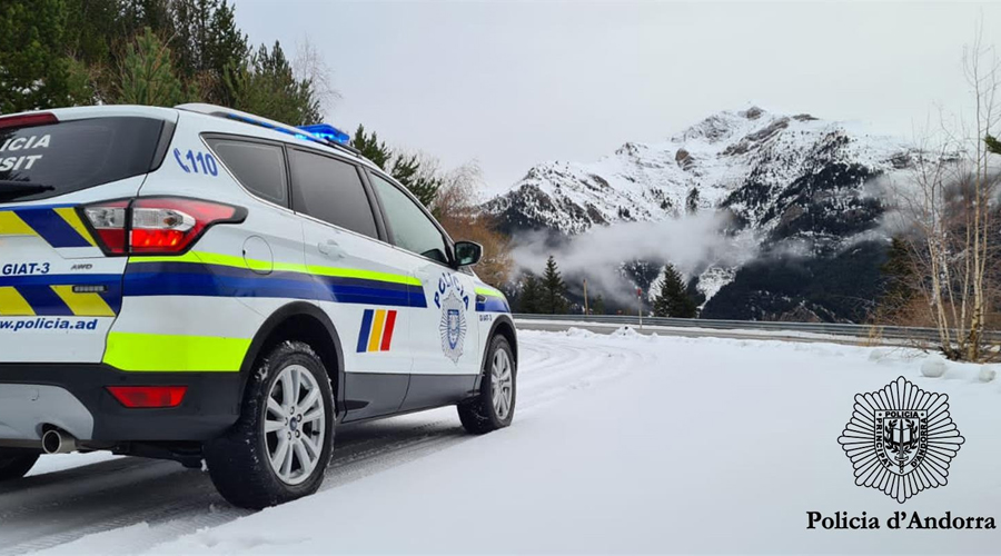 Un cotxe de la Policia circulant per la neu