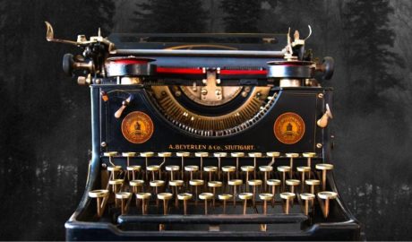 Una màquina d'escriure antiga