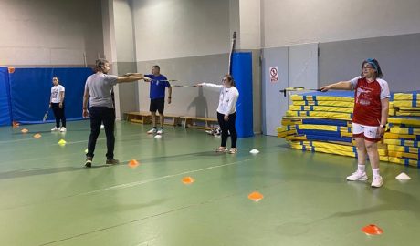 Atletes de la Federació Esportiva Special Olympics Andorra entrenant a bàdminton
