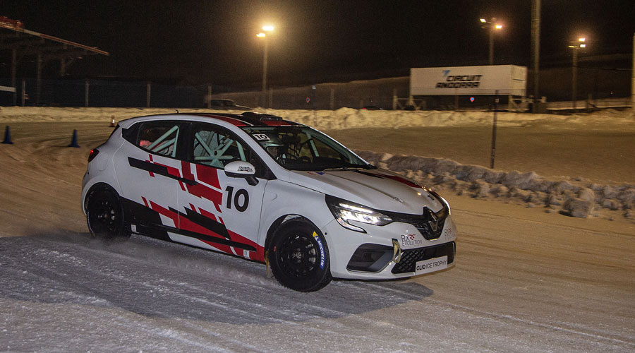 Un Clio fent una prova al circuit del Pas de la casa